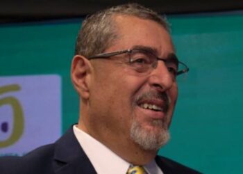 Presidente da Guatemala toma posse após atraso de nove horas