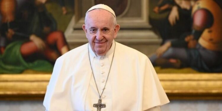 Papa Francisco defende benção a casais do mesmo sexo após medida ser aprovada no Vaticano