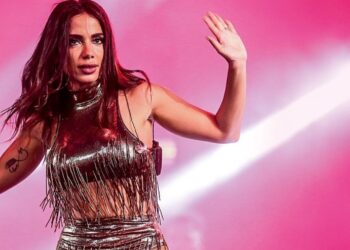 Anitta se irrita com fã que jogou tênis no palco: “Sobe só o ódio aqui ó, de poder ter caído na minha cabeça”
