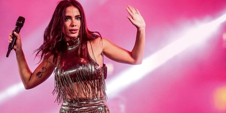 Anitta se irrita com fã que jogou tênis no palco: “Sobe só o ódio aqui ó, de poder ter caído na minha cabeça”