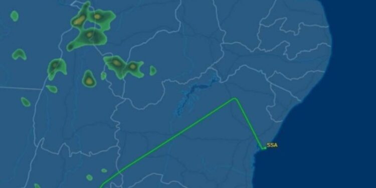 Copiloto desmaia em voo e avião faz pouso de emergência no aeroporto de Salvador