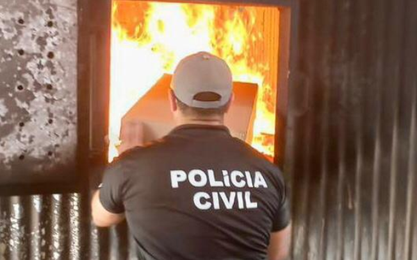 Dez toneladas de carga ilegal de cigarros são incineradas em Conquista