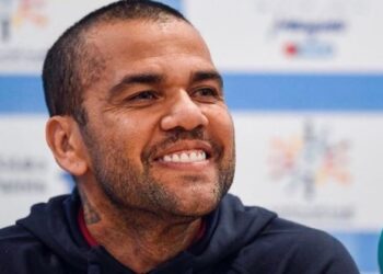 Nova versão de Daniel Alves pode ser estratégia para reduzir pena pela metade, diz jornal