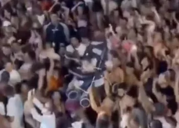 Homem leva bebê para a pipoca do Kannário e revolta foliões na Bahia