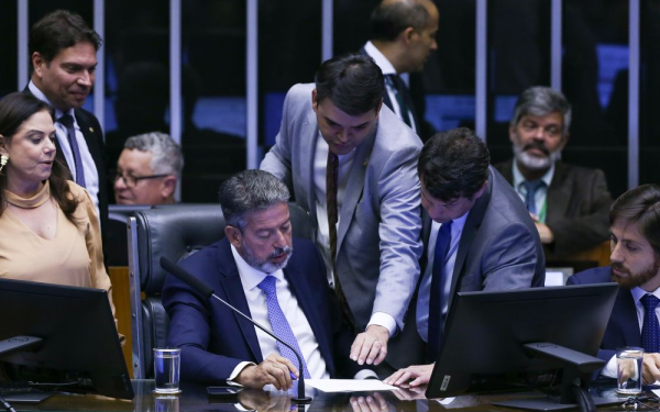 Por projeto aprovável, Lira quer mudanças no PL das Fake News e já debate com relator