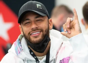 Mulher diz ter filha de 10 anos com Neymar e entra na Justiça