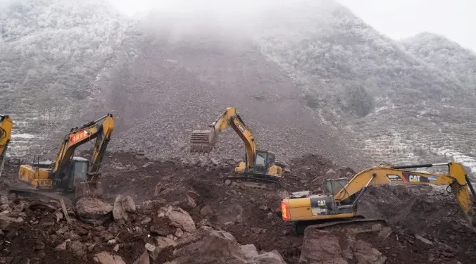 Sobe para 44 total de mortos em deslizamento de terra na China