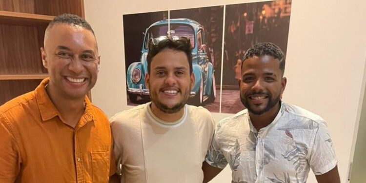 Cantor alagoinhense Júnior Lima firma parceria com produtora de Thiago Aquino