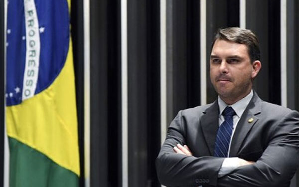 Citando quitação de dívidas no exterior, Flávio Bolsonaro diz que Lula não prioriza o Brasil