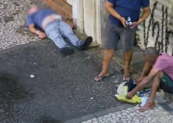 Homens se aproveitam de idoso passando mal para roubar pertences no meio da rua