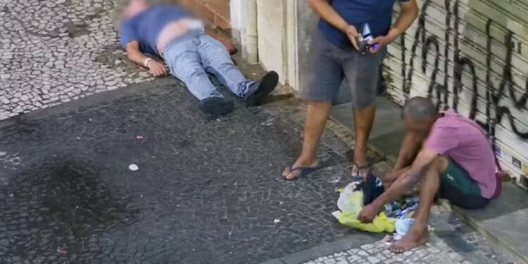Homens se aproveitam de idoso passando mal para roubar pertences no meio da rua