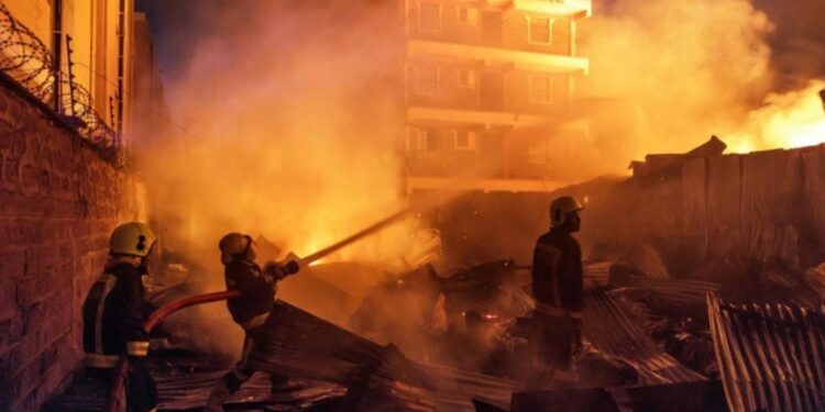 Explosão de caminhão de gás na capital do Quênia deixa três mortos e mais de 270 feridos