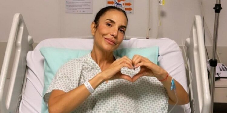Ivete Sangalo recebe alta após internação por pneumonia e agradece fãs e amigos por orações
