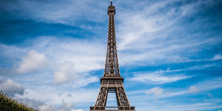 Torre Eiffel é reaberta neste domingo após cinco dias de greve dos funcionários do monumento