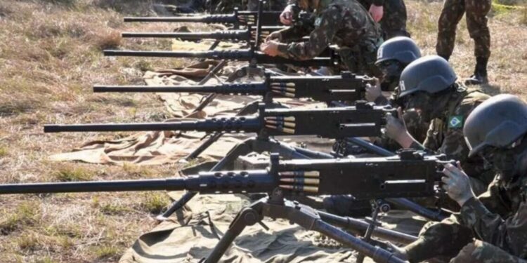 Justiça Militar torna réus 4 militares e 4 civis pelo furto de metralhadoras em São Paulo