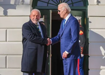 Após negar preferência em eleição nos EUA, Lula diz torcer por Biden