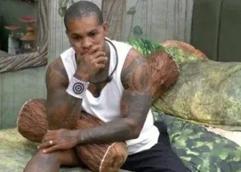 Rodriguinho ganha presente de grego e deixa o BBB