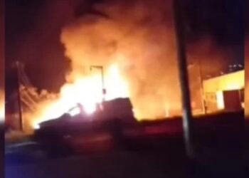 Caminhão com combustível pega fogo e atinge casas em BH