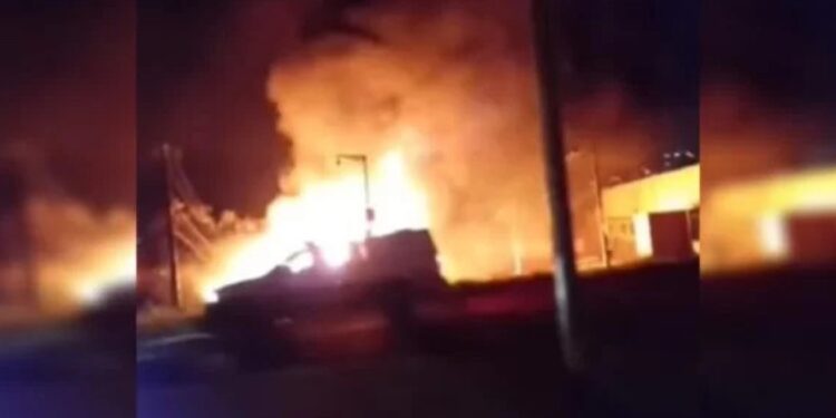 Caminhão com combustível pega fogo e atinge casas em BH