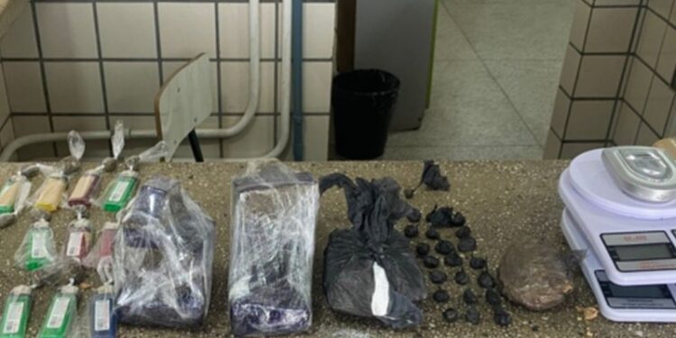 Casal é preso com maconha, crack e cocaína no sul da Bahia