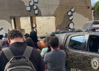 Homem com submetralhadores atira contra base da PM na Bahia, mas morre após chegada de agentes