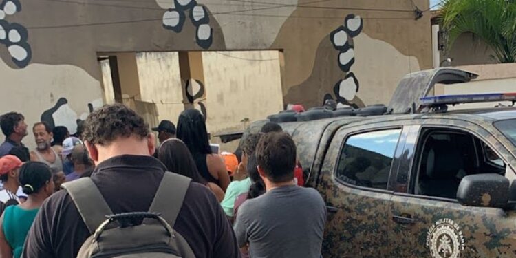 Homem com submetralhadores atira contra base da PM na Bahia, mas morre após chegada de agentes