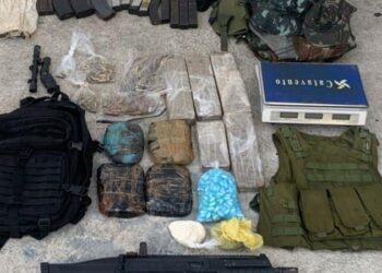 Submetralhadora, drogas e outros itens são apreendidos em operação no bairro do Arenoso