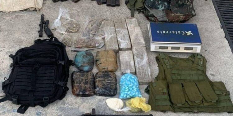 Submetralhadora, drogas e outros itens são apreendidos em operação no bairro do Arenoso
