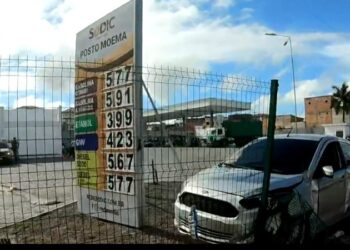 Suspeitos fogem após perseguição policial e acidente na Estrada do Derba