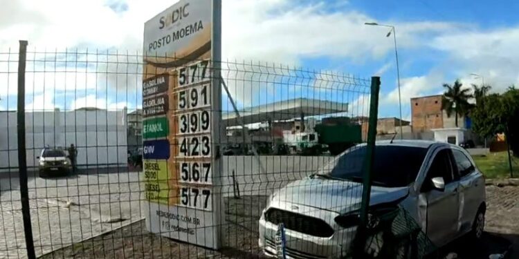 Suspeitos fogem após perseguição policial e acidente na Estrada do Derba