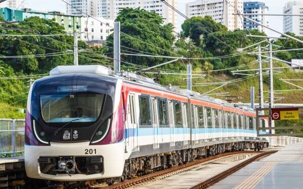 Linha 1 do metrô apresenta falha técnica na manhã desta segunda-feira (10)
