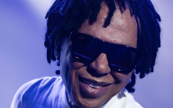 Djavan brinca sobre calor no Brasil: ‘Não tem mais um bom lugar pra ler um livro