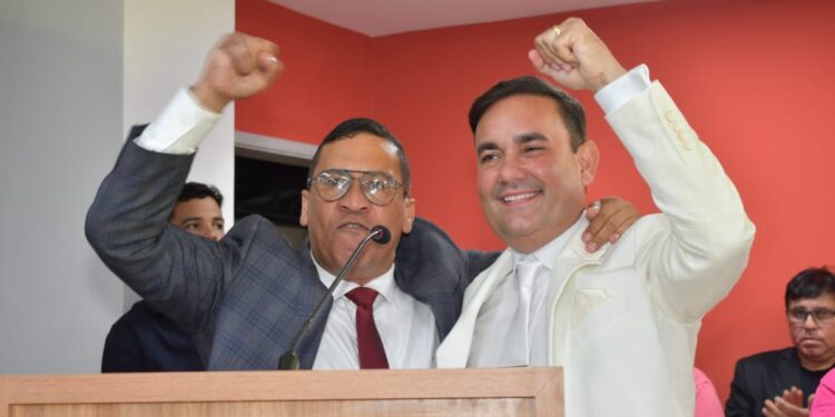 Gustavo Carmo toma posse como prefeito de Alagoinhas
