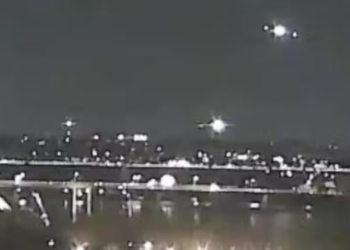 Avião com 64 pessoas colide com helicóptero e cai no Rio Potomac perto de Washington