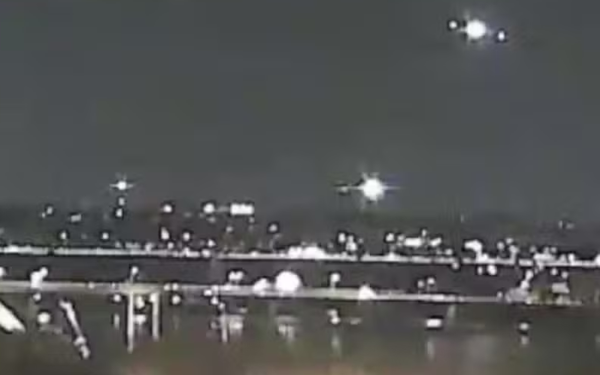 Avião com 64 pessoas colide com helicóptero e cai no Rio Potomac perto de Washington