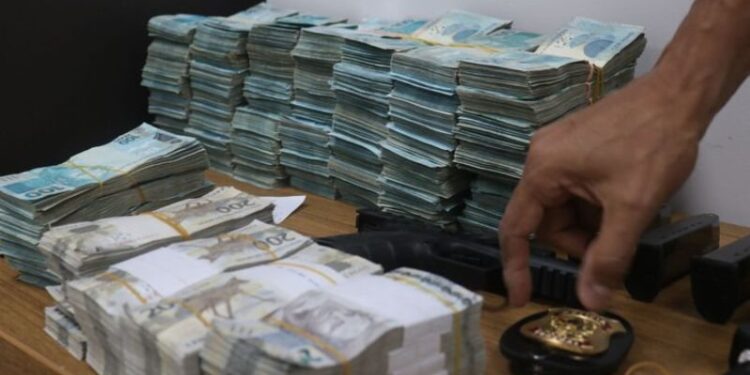 Após PM ser flagrado com mais de R$ 1 milhão, polícia fecha cerco contra candidato reeleito; entenda