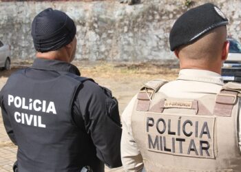 Homem invade casa e faz adolescente de 15 anos refém