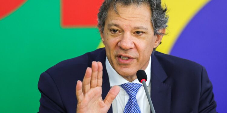 Brasil aguarda anúncio de Trump sobre taxação de aço e alumínio para se pronunciar, diz Haddad