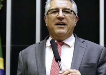 Brasil não estimula, nem entrará em guerra comercial sobre aço, diz Padilha