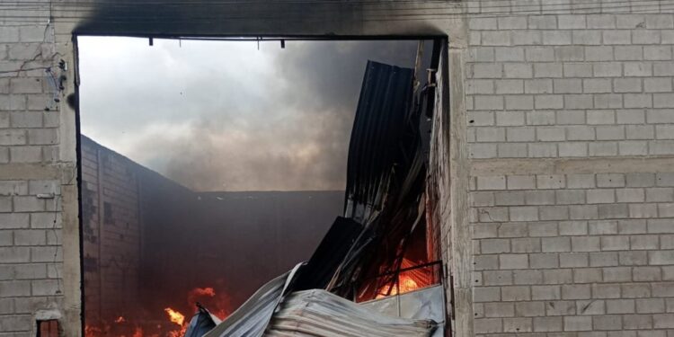 Incêndio é registrado em fábrica de colchões em Santo Antônio de Jesus na Bahia