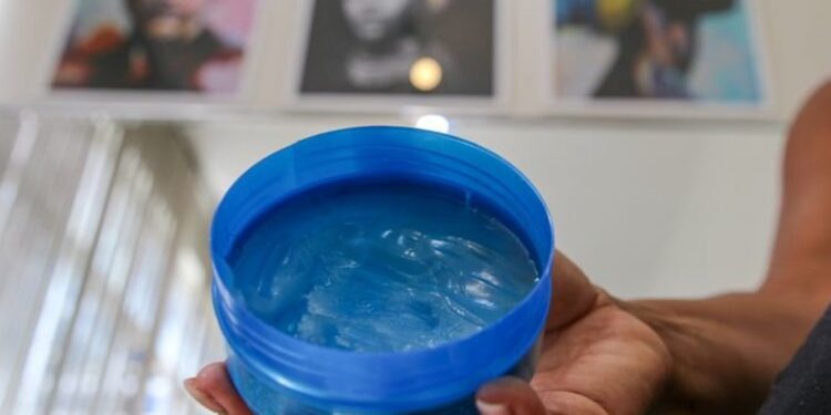 Anvisa proíbe 47 novas pomadas para fixar ou modelar cabelos