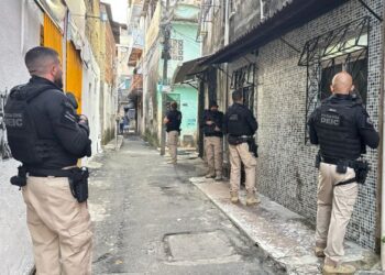 Polícia realiza operação para cumprir mandados judiciais contra grupo criminoso