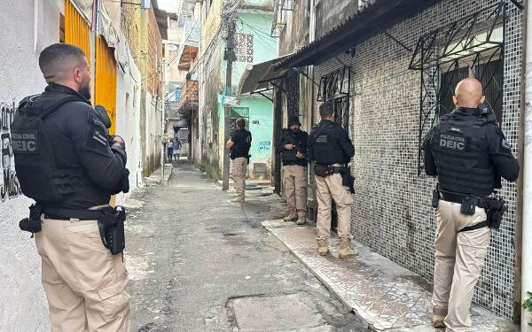 Polícia realiza operação para cumprir mandados judiciais contra grupo criminoso