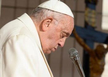 Papa Francisco passa mais uma noite tranquila no hospital, diz Vaticano