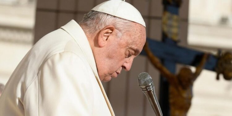 Papa Francisco passa mais uma noite tranquila no hospital, diz Vaticano