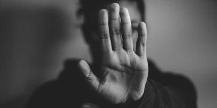 Número de mulheres feridas por armas de fogo cresceu 42% em 3 anos; Bahia tem a maior taxa de feminicídios