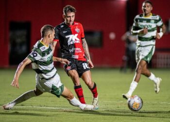 Com um jogador a menos, Vitória cede o empate ao Altos e deixa a liderança do Nordestão