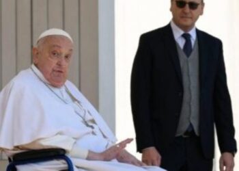 Papa Francisco faz primeira aparição após voltar ao Vaticano e fala à multidão