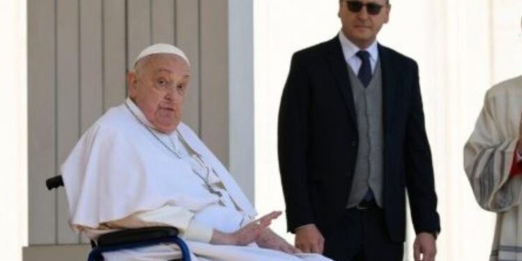 Papa Francisco faz primeira aparição após voltar ao Vaticano e fala à multidão