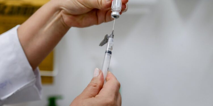 Campanha de vacinação contra a gripe começa nesta segunda-feira